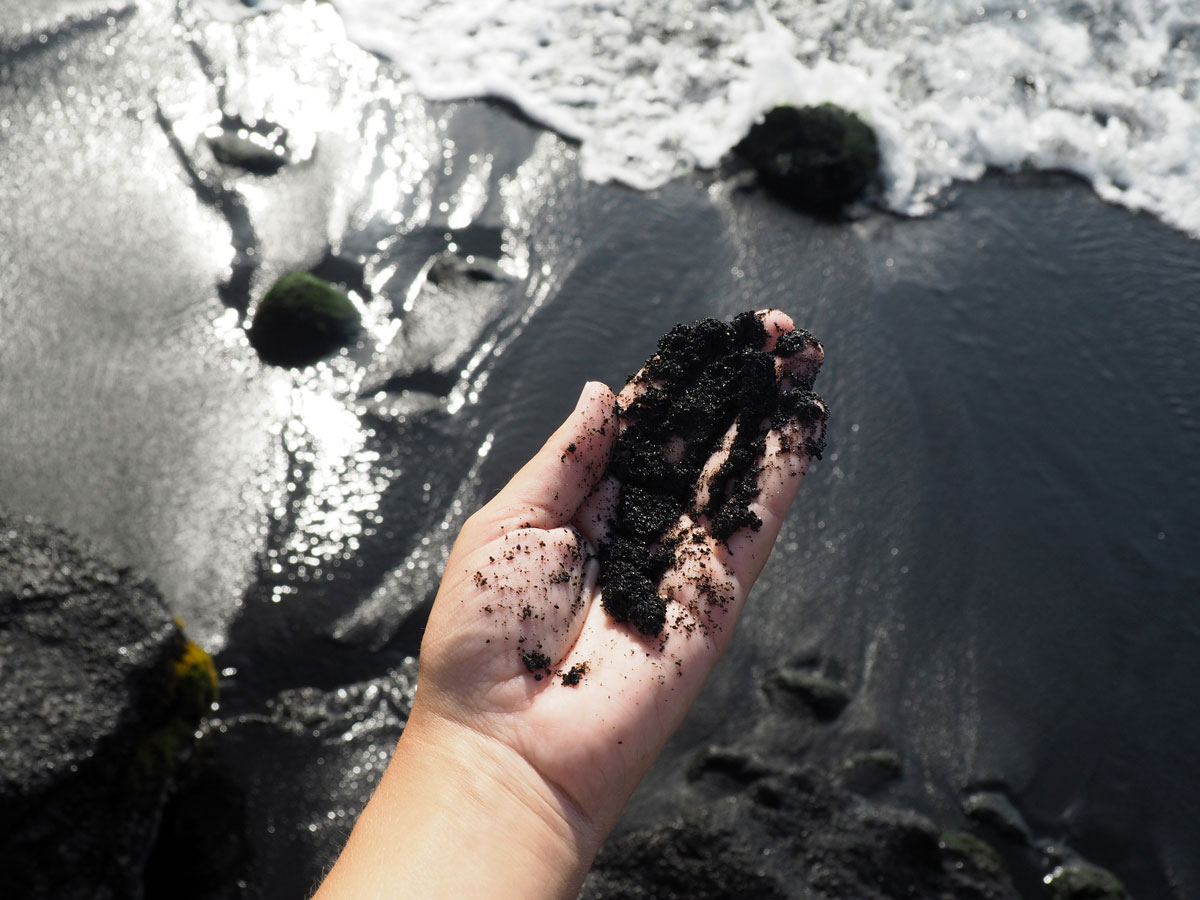 schwarzer sandstrand auf big island