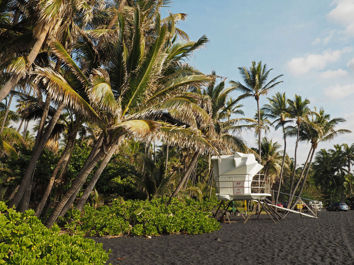 schönster schwarzer sandstrand auf hawaii