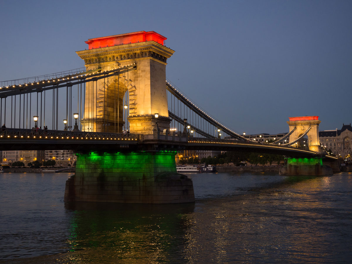 Budapest Sehenswuerdigkeiten Kettenbruecke Nacht (”)