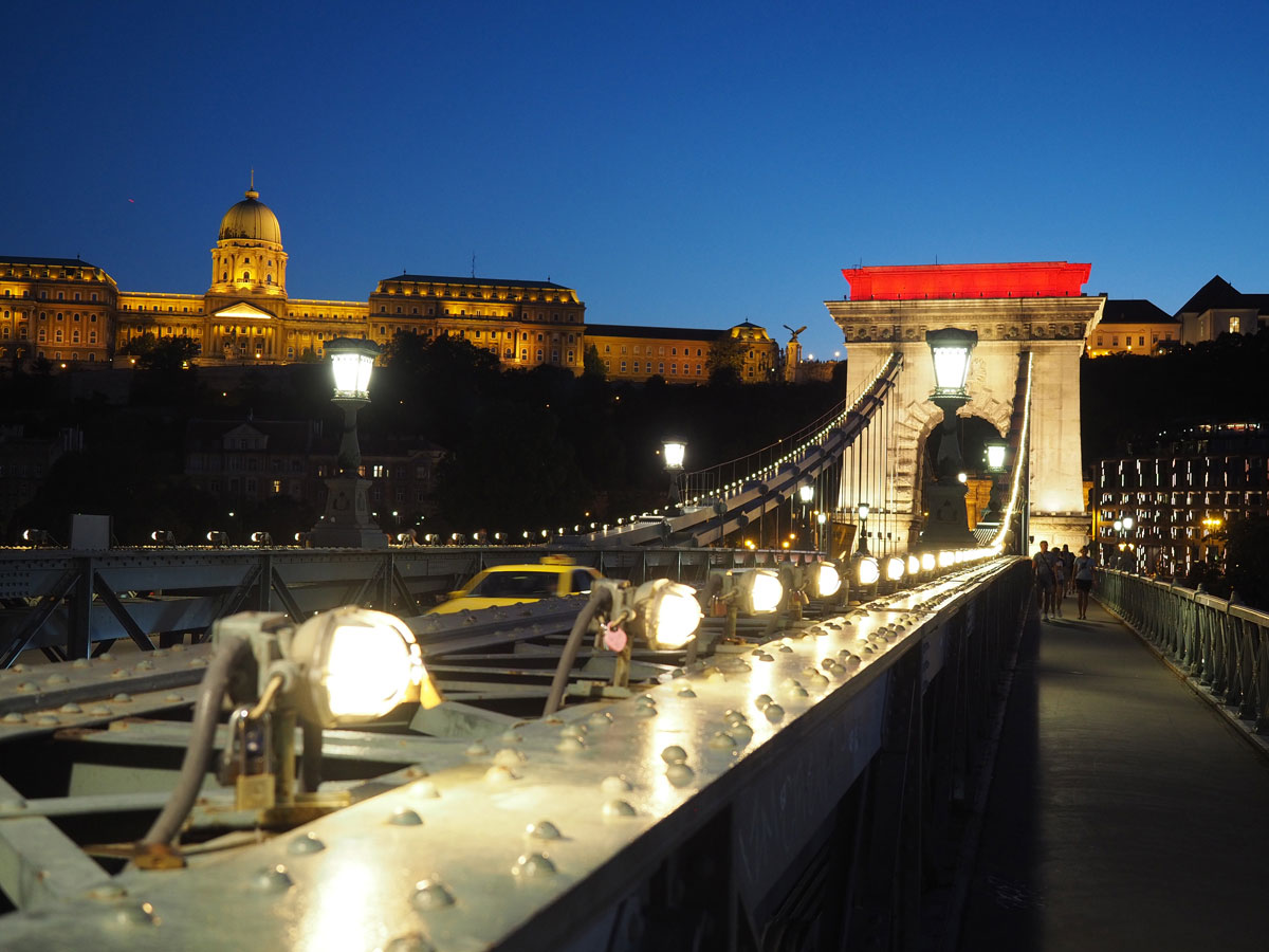 Budapest Sehenswuerdigkeiten Kettenbruecke Nacht (”)