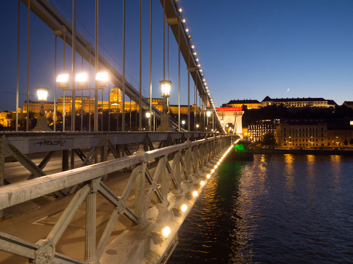 Budapest Sehenswuerdigkeiten Kettenbruecke Nacht (”)