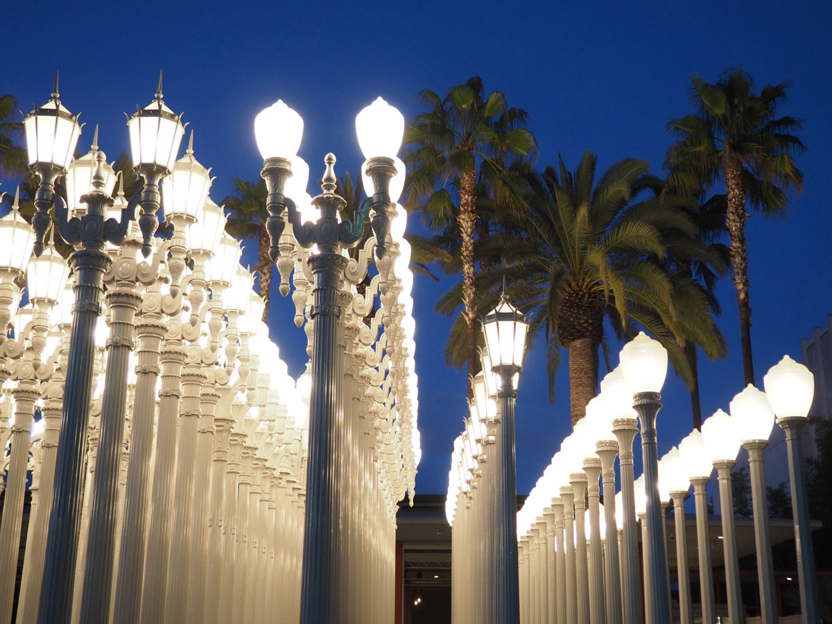 lacma losangelescountymuseum laterneninstallation 3 - Die schönsten Wandmalereien in Los Angeles - das Instagram Paradies Melrose Avenue & Co