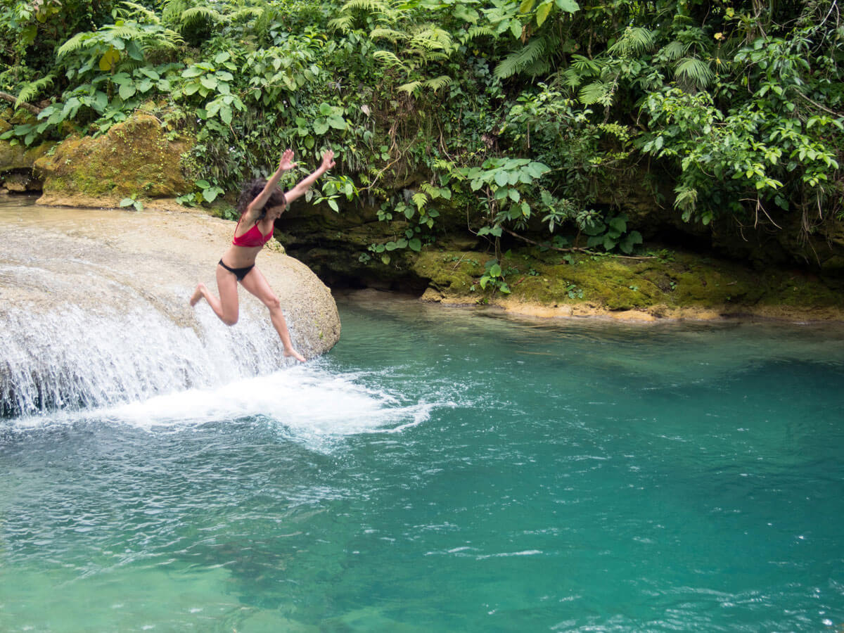 Baden beim El Nicho Wasserfall in Kuba