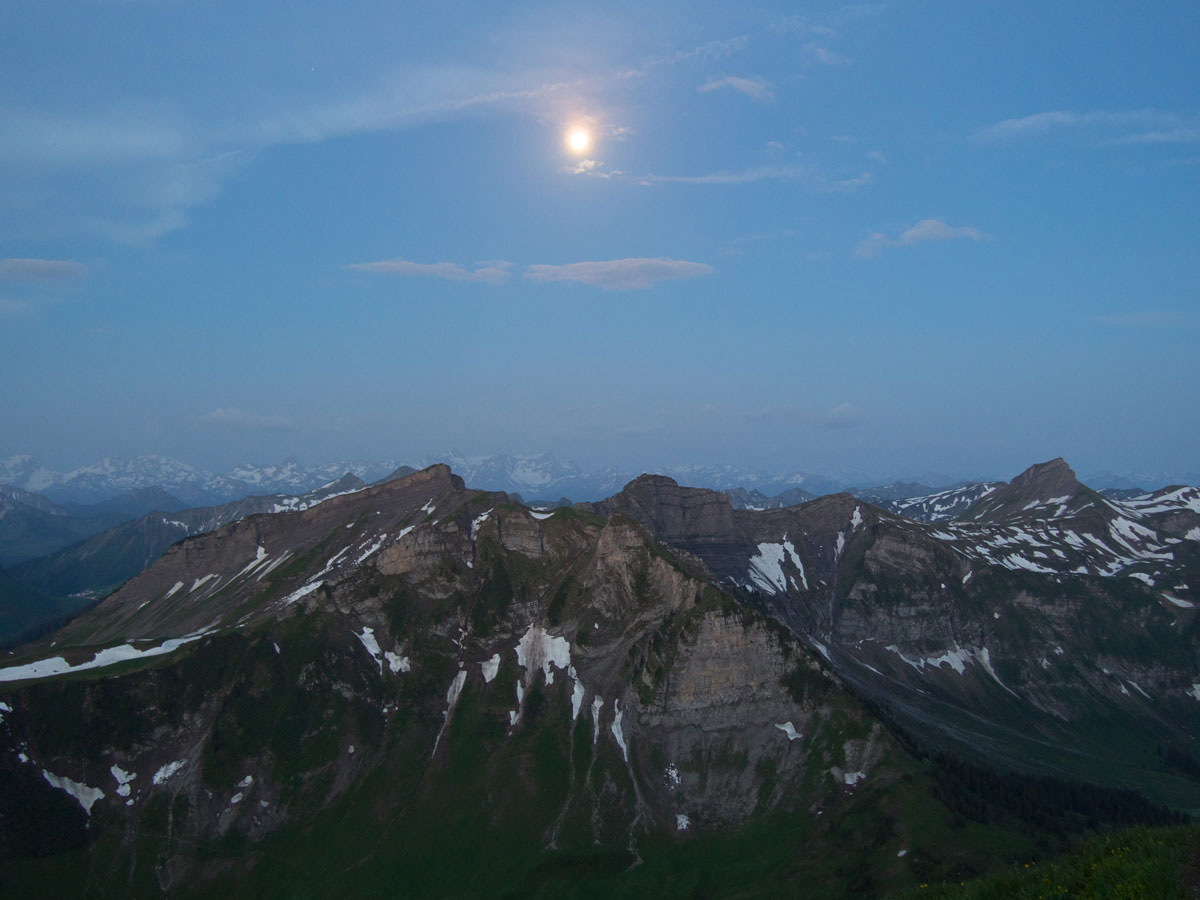 Wandern zu Sonnenaufgang Wandern zu Sonnenaufgang
