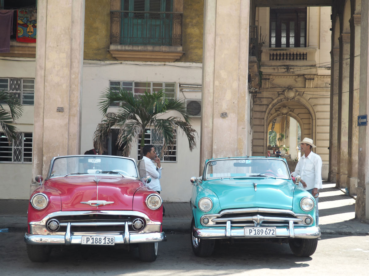 Havanna Sehenswertes Männer mit Oldtimer