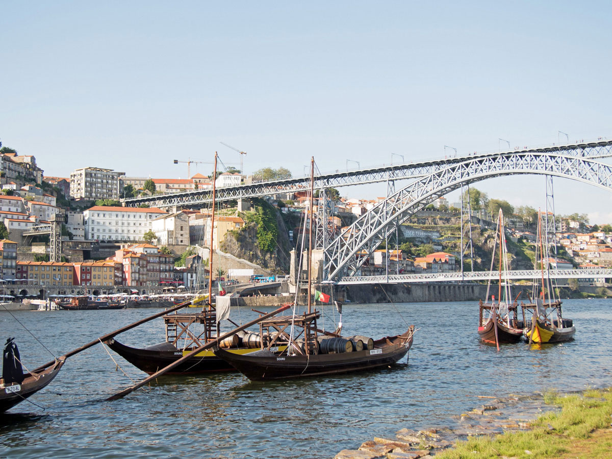 porto boote weinfaesser douro - Ein Tag in der Stadt Porto in Portugal