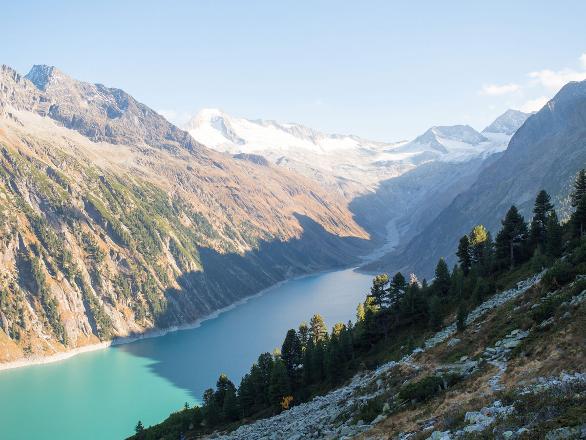 Wandern zur Olpererhütte im Zillertal - Ausblick auf den Schlegeis Stausee