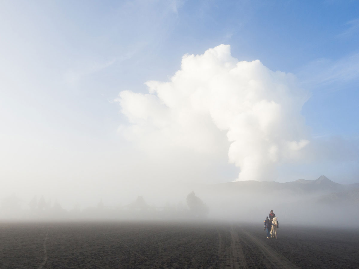 bromo java sea of sands 18 - Sonnenaufgang und Sea of Sand beim Mt. Bromo - Wanderung auf eigene Faust