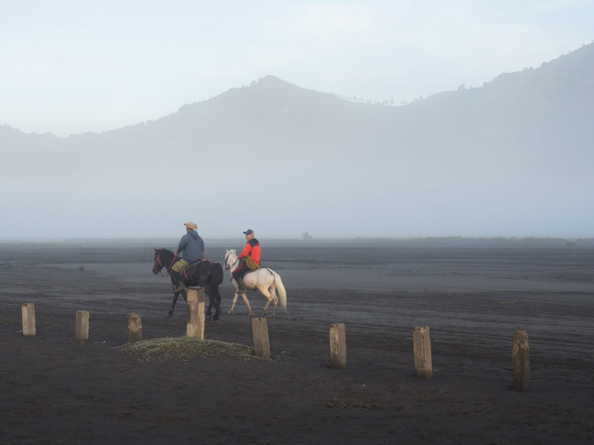 bromo java sea of sands 9 - Sonnenaufgang und Sea of Sand beim Mt. Bromo - Wanderung auf eigene Faust