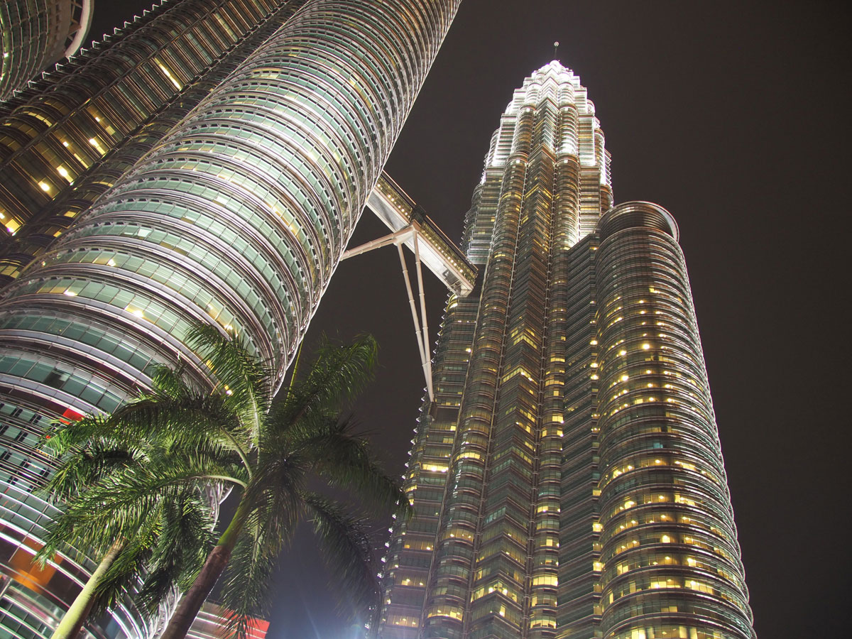 kuala lumpur petronas twin towers 2 - Highlights für einen Stopover in Kuala Lumpur – Was ihr in 24 Stunden unbedingt sehen müsst