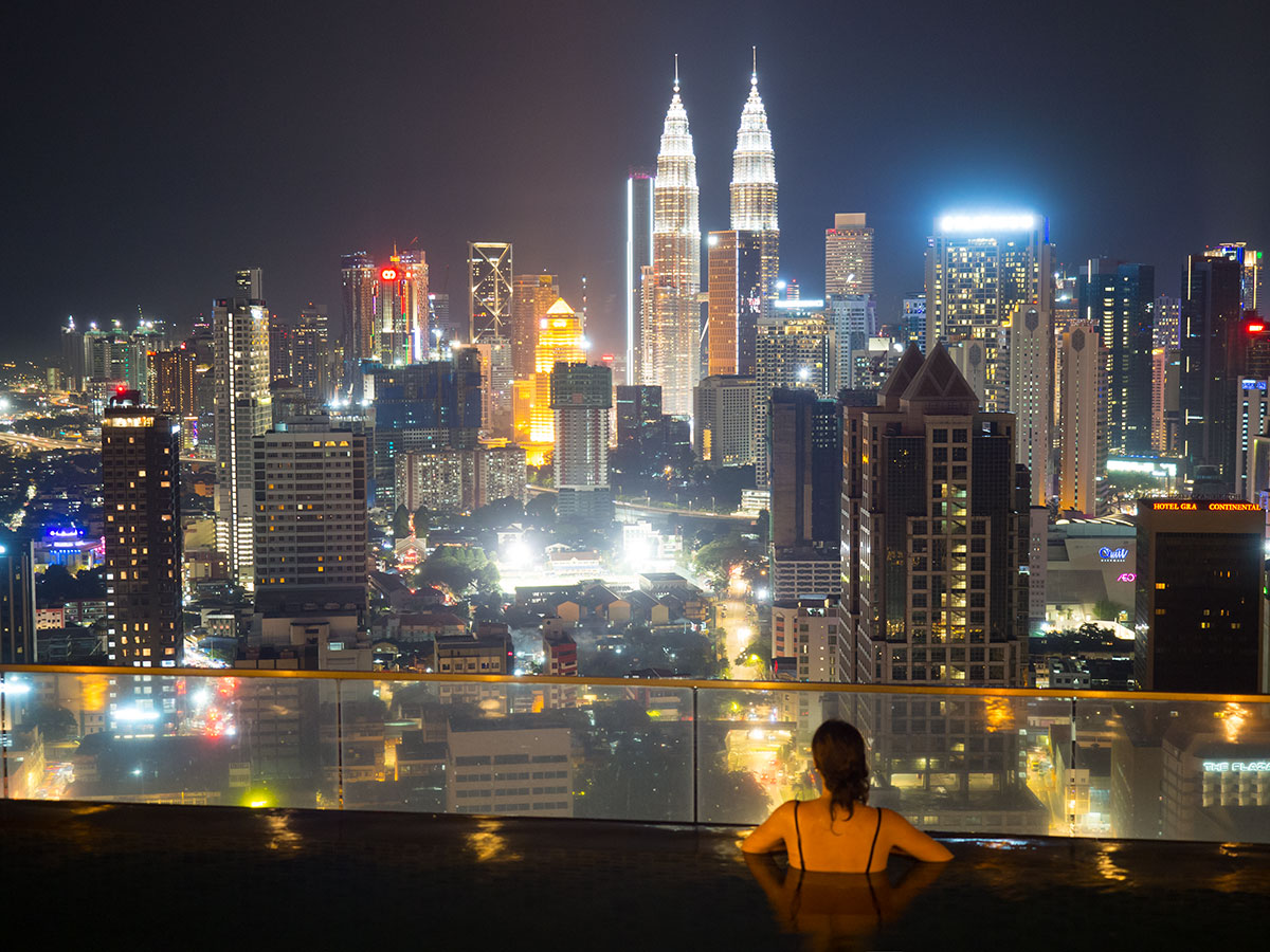 kuala lumpur rooftop pool regalia suites 1 - Highlights für einen Stopover in Kuala Lumpur – Was ihr in 24 Stunden unbedingt sehen müsst