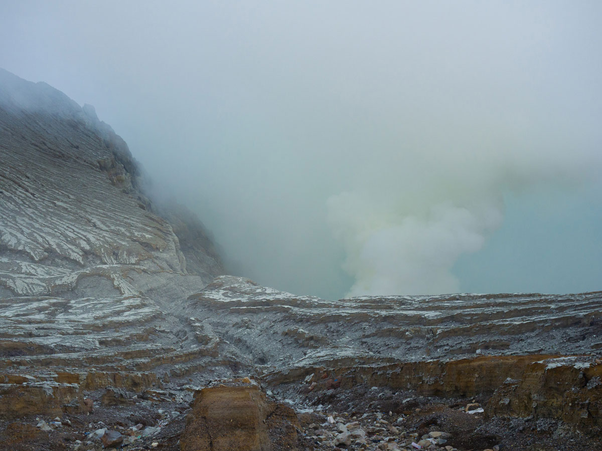 ijen java indonesien krater 2 - Blaue Feuer und Sonnenaufgang beim Mt. Ijen auf Java, Indonesien