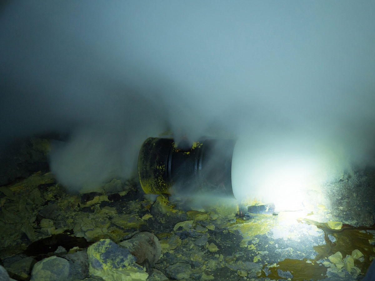 ijen java indonesien schwefelarbeiter 1 - Blaue Feuer und Sonnenaufgang beim Mt. Ijen auf Java, Indonesien