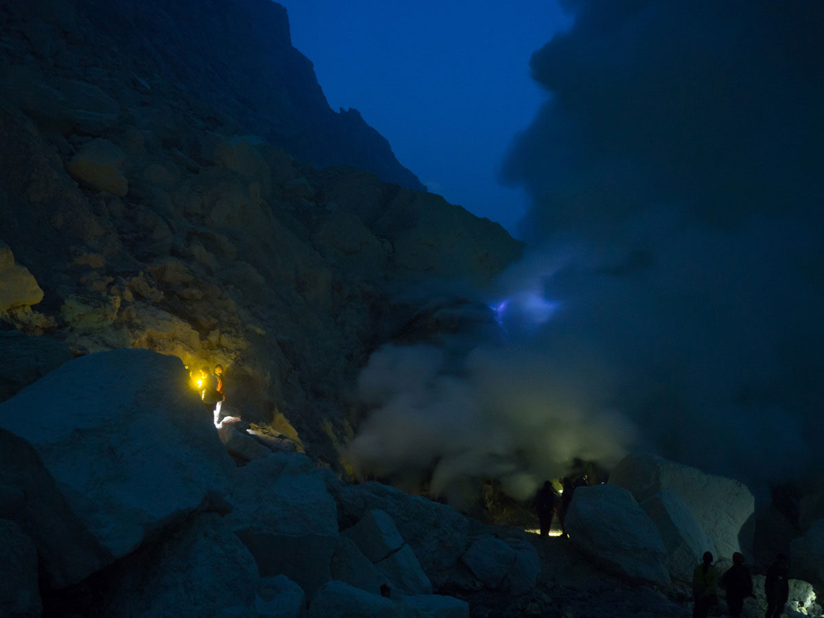 ijen java indonesien schwefelarbeiter 3 - Blaue Feuer und Sonnenaufgang beim Mt. Ijen auf Java, Indonesien