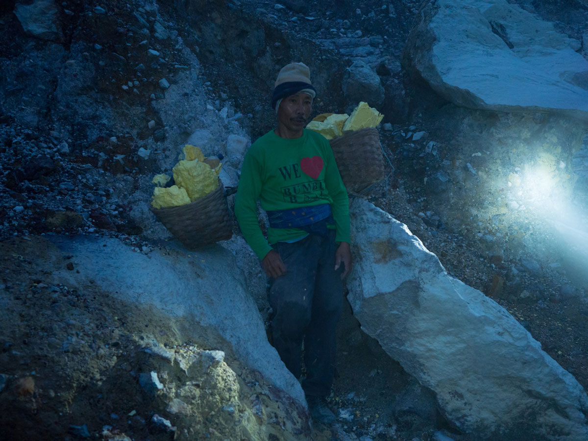 ijen java indonesien schwefelarbeiter 4 - Blaue Feuer und Sonnenaufgang beim Mt. Ijen auf Java, Indonesien