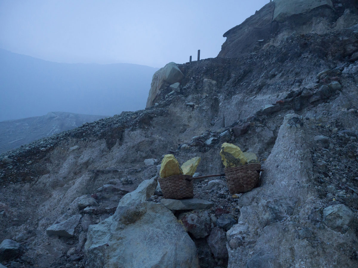 ijen java indonesien schwefelarbeiter 5 - Blaue Feuer und Sonnenaufgang beim Mt. Ijen auf Java, Indonesien