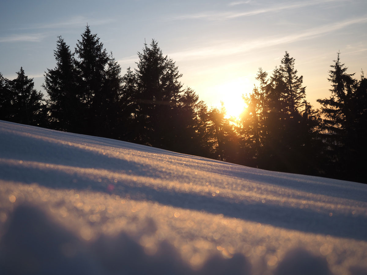 Sonnenuntergang am Berg im Winter