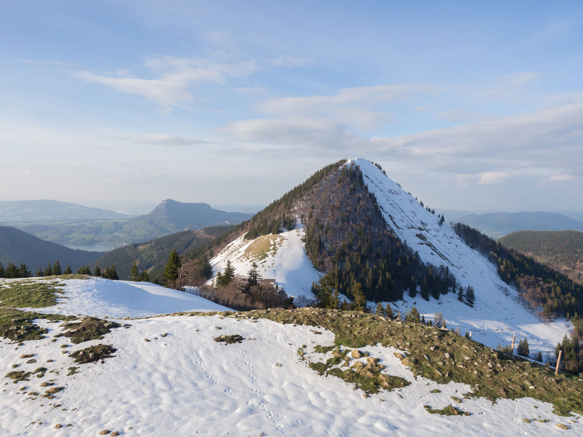 Der Faistenauer Schafberg mit Restschnee vom Winter