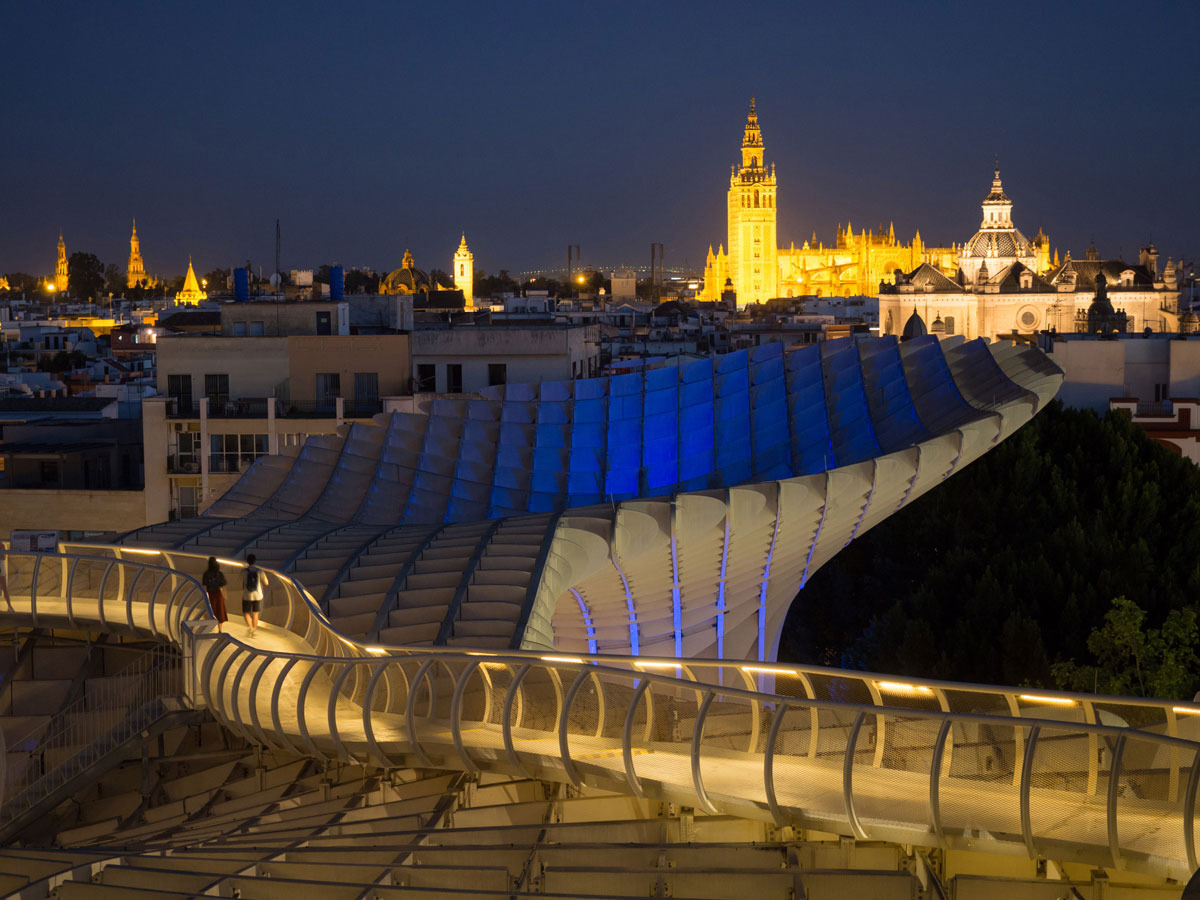 Metropol Parasol in der Nacht Sevilla Sehenswürdigkeiten