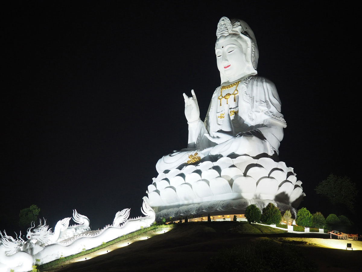 big buddha chiang rai2 1 - Reiseguide Chiang Rai - weißer Tempel, blauer Tempel und Big Buddha