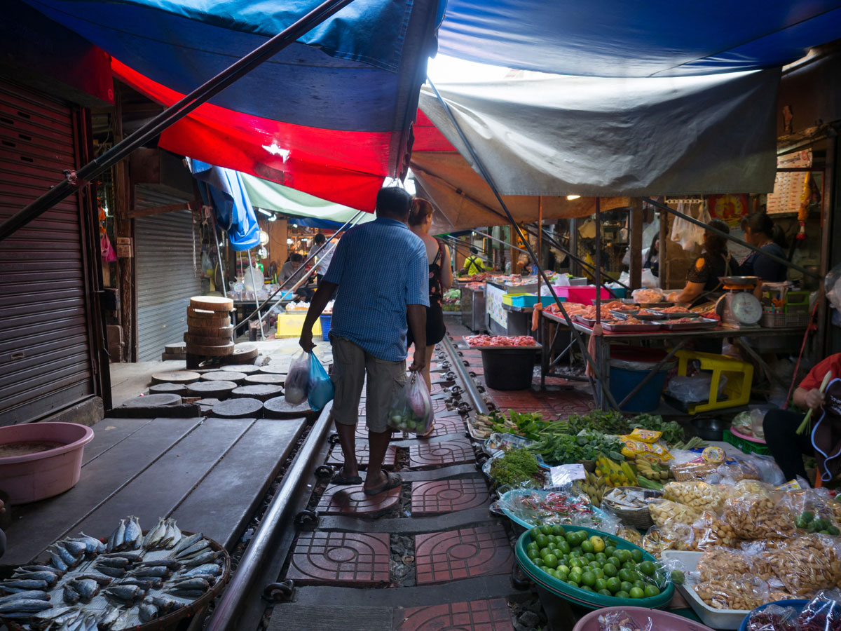 maeklong trainmarket bangkok reisetipps selbstfahrer 17 - Maeklong train market in Bangkok - How to self organise a tour