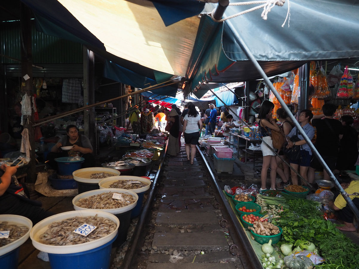 maeklong trainmarket bangkok reisetipps selbstfahrer 21 - Maeklong train market in Bangkok - How to self organise a tour