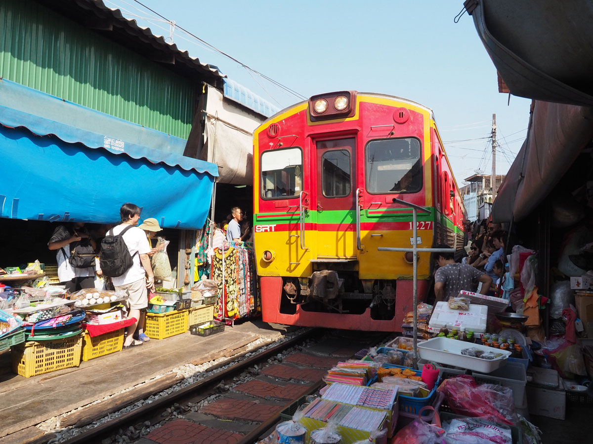 maeklong trainmarket bangkok reisetipps selbstfahrer 22 - Maeklong train market in Bangkok - How to self organise a tour