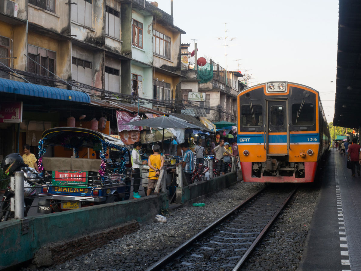 Wongwian Yai Railway Station