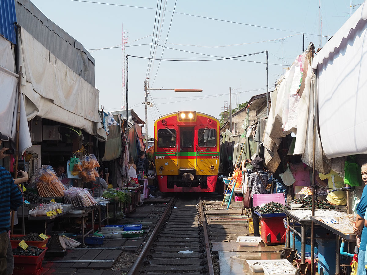 maeklong zugmarkt bangkok thailand auf eigene faust - Reiseguide Bangkok für Anfänger: Orte, die du bei deinem ersten Besuch sehen musst