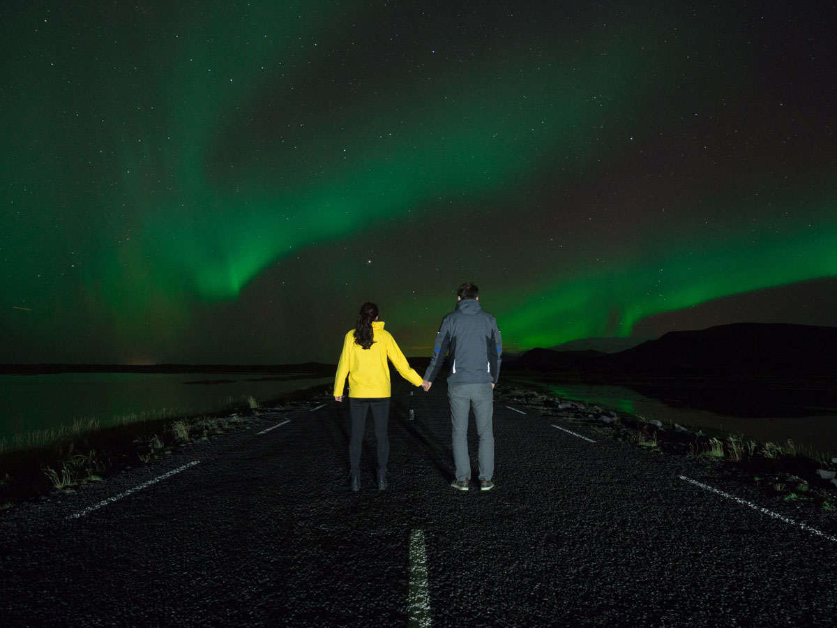 Eine Person als Motiv für ein Nordlicht Foto nutzen Nordlichter Island Fotografieren Tipps ”