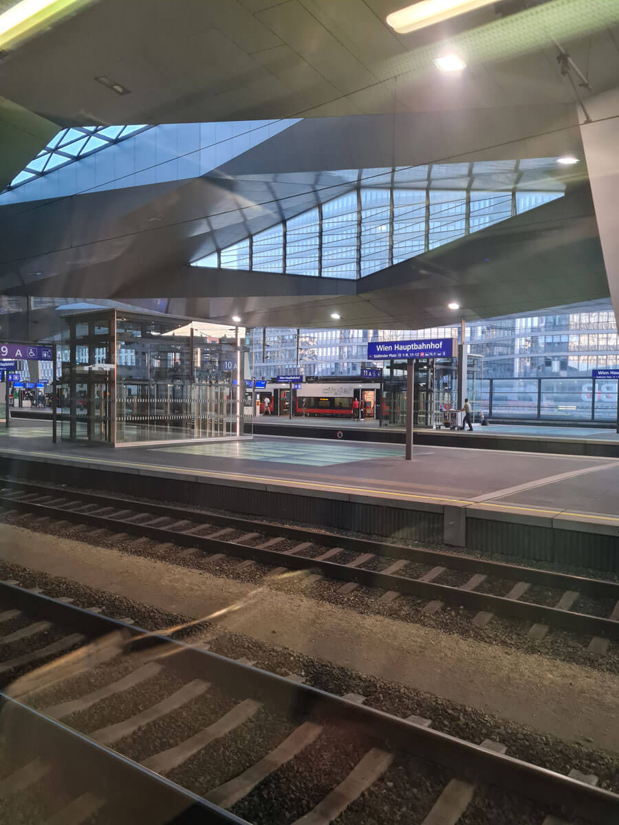 Auf dem Rückweg von der Polizeistation nach Hause. 5-6 Stunden nach dem Diebstahl. Diebstahl Rucksack Wien Hauptbahnhof Reaktion ”